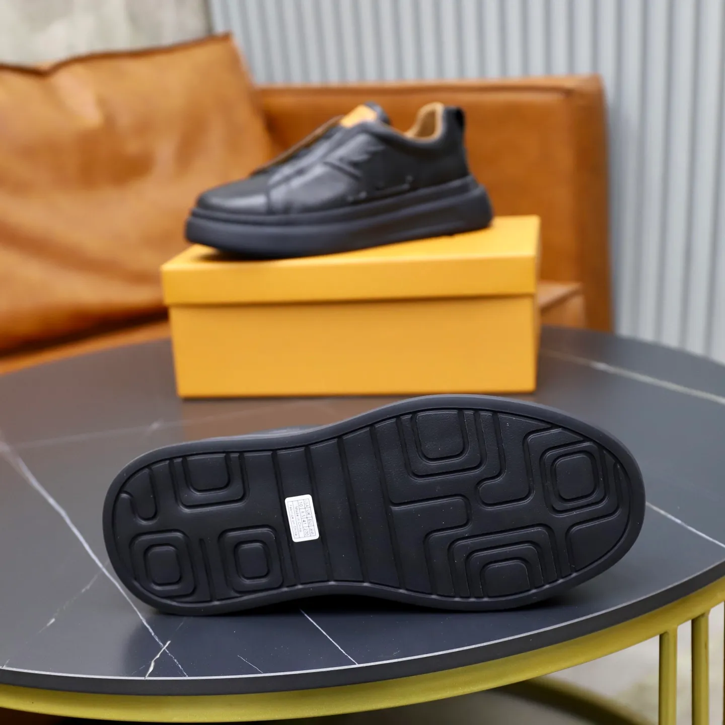 Men's shoes: 480💰🙅‍♂️🙅‍♂️🙅‍♂️ Brand: LV Louis Vuitton Standard code: 38-44 (45 customized) Grade: Same as the official website Material: Original cowhide fabric Comfortable cowhide lining Increased lightness, wear-resistant and soft outsole Style category: Men's fashionable casual shoes Running sneakers Distinguished luxury brand elements Top luxury Color: actual picture color